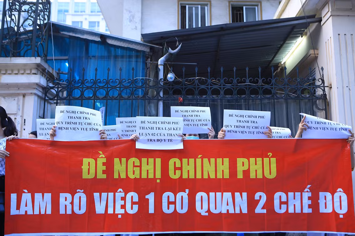 Chiều 22/3, sau giờ làm việc, hàng chục cán bộ, bác sĩ của Bệnh viện Tuệ Tĩnh lại xuống đường căng băng gôn kêu cứu.