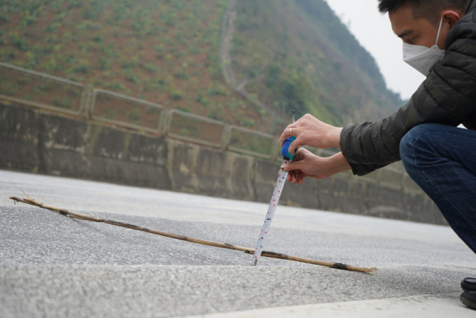Nhiều đoạn đường trên tuyến cao tốc Nội Bài - Lào Cai bị hằn lún sâu từ 3-5cm và kéo dài hàng trăm mét (chụp ngày 1/3/2022). Ảnh: tapchigiaothong
