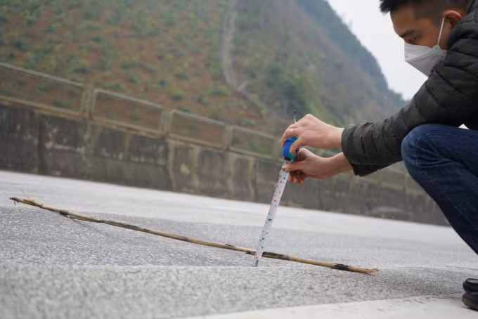 Nhiều đoạn đường trên tuyến cao tốc Nội Bài - Lào Cai bị hằn lún sâu từ 3-5cm và kéo dài hàng trăm mét (chụp ngày 1/3/2022). Ảnh: tapchigiaothong