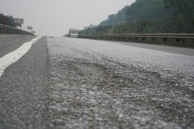 Theo phản ánh, nhiều đoạn mặt đường lõm xuống, hằn rõ vệt bánh xe, tạo thành các rãnh sâu,... gây mất ATGT, tiểm ẩn tai nạn giao thông.