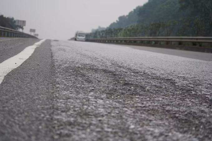 Theo phản ánh, nhiều đoạn mặt đường lõm xuống, hằn rõ vệt bánh xe, tạo thành các rãnh sâu,... gây mất ATGT, tiểm ẩn tai nạn giao thông.