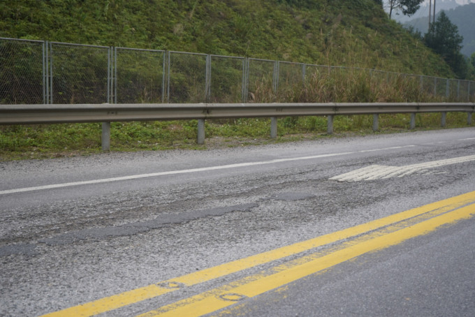 Mặt đường cao tốc Nội Bài - Lào Cai phải vá nhiều chỗ, không thể đảm bảo an toàn giao thông.