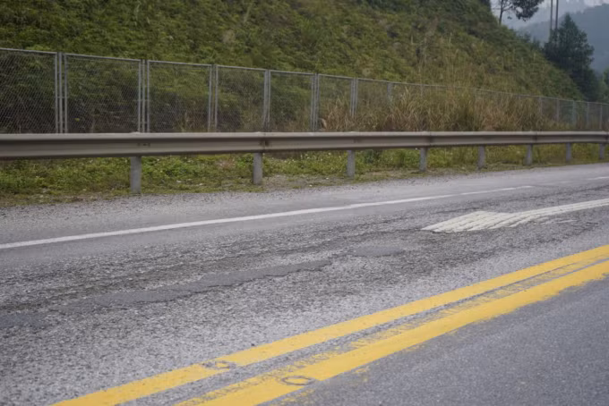 Mặt đường cao tốc Nội Bài - Lào Cai phải vá nhiều chỗ, không thể đảm bảo an toàn giao thông.