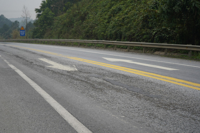 Lãnh đạo Công ty Cổ phần dịch vụ đường cao tốc Việt Nam cho biết, tuyến cao tốc Nội Bài – Lào Cai đưa vào sử dụng gần 8 năm, đến nay đã hết thời gian bảo hành, nhiều đoạn tuyến đã đến thời gian phải tiến hành trung tu theo quy định.