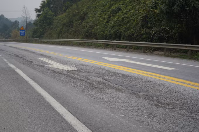 Lãnh đạo Công ty Cổ phần dịch vụ đường cao tốc Việt Nam cho biết, tuyến cao tốc Nội Bài – Lào Cai đưa vào sử dụng gần 8 năm, đến nay đã hết thời gian bảo hành, nhiều đoạn tuyến đã đến thời gian phải tiến hành trung tu theo quy định.