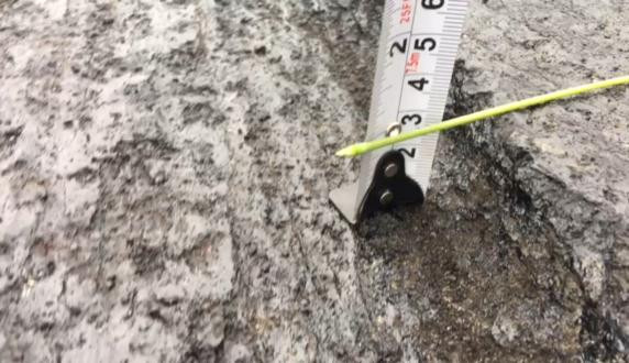 Mặt đường xuống cấp khiến các phương tiện cũng không thể đi đúng tốc độ quy định.