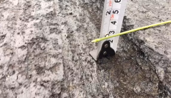 Mặt đường xuống cấp khiến các phương tiện cũng không thể đi đúng tốc độ quy định.