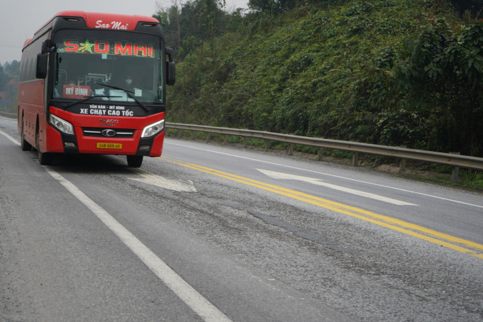Hiện lưu lượng phương tiện trên tuyến đường tăng nhanh với nhiều xe có tải trọng lớn khiến hư hỏng ngày càng trầm trọng, mặt đường bị rạn nứt và hằn lún vệt bánh xe tạo thành các rãnh lớn, đặc biệt là trên địa bàn tỉnh Yên Bái.