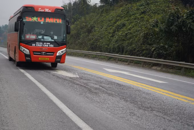 Hiện lưu lượng phương tiện trên tuyến đường tăng nhanh với nhiều xe có tải trọng lớn khiến hư hỏng ngày càng trầm trọng, mặt đường bị rạn nứt và hằn lún vệt bánh xe tạo thành các rãnh lớn, đặc biệt là trên địa bàn tỉnh Yên Bái.