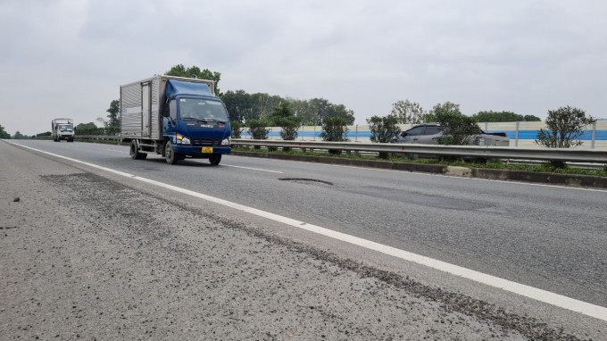 Một số đoạn mặt đường bị bong tróc, ổ gà như tại đoạn đường nhánh vào Phú Thọ (IC8).