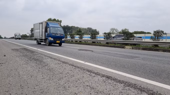 Một số đoạn mặt đường bị bong tróc, ổ gà như tại đoạn đường nhánh vào Phú Thọ (IC8).