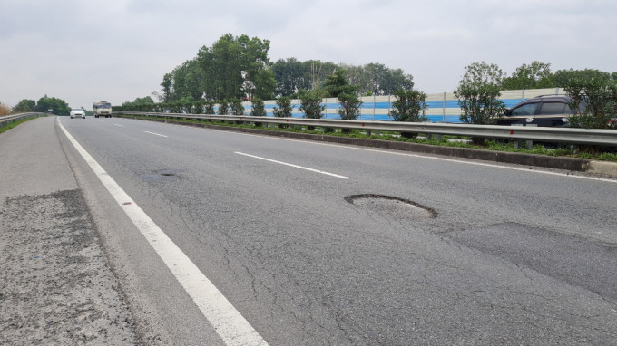 Ổ gà xuất hiện sau mỗi trận mưa lớn, mặt đường xung quanh cũng rạn nứt nhìn rõ cả độ võng.