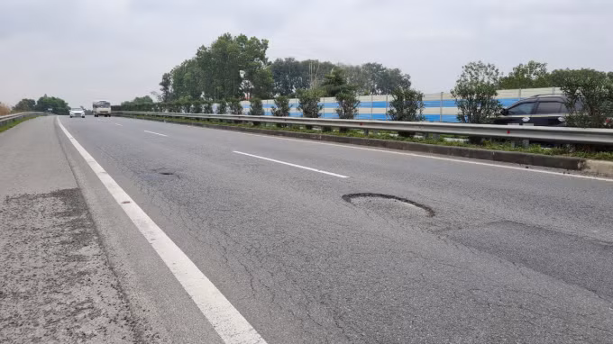 Ổ gà xuất hiện sau mỗi trận mưa lớn, mặt đường xung quanh cũng rạn nứt nhìn rõ cả độ võng.