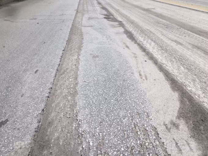 Một tài xế thường chạy trên tuyến, đường được thiết kế với tốc độ tối đa 100km/h, nhưng thực tế chỉ có thể lưu thông với tốc độ 60-70 km/h.