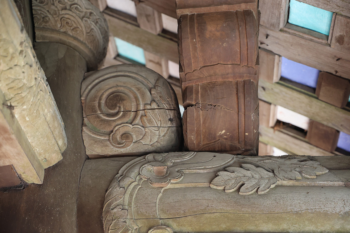 Ông Cấn Việt Hùng - Phó Giám đốc Trung tâm Văn hoá Thông tin huyện Thạch Thất xác nhận thông tin chùa Tây Phương đang xuống cấp và cho biết Huyện đang có kế hoạch trình Thành phố xem xét hỗ trợ kinh phí tu bổ.