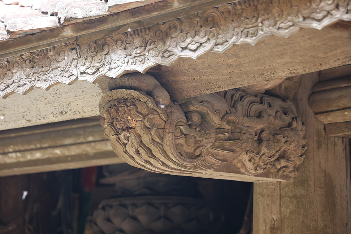 Theo ghi nhận của PV báo Tri thức và Cuộc sống, toàn bộ hệ thống cột của Chùa đã bị mối mọt làm hư hỏng.