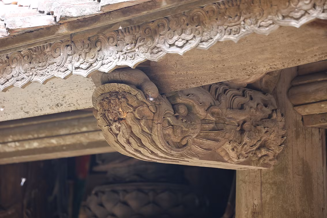 Theo ghi nhận của PV báo Tri thức và Cuộc sống, toàn bộ hệ thống cột của Chùa đã bị mối mọt làm hư hỏng.