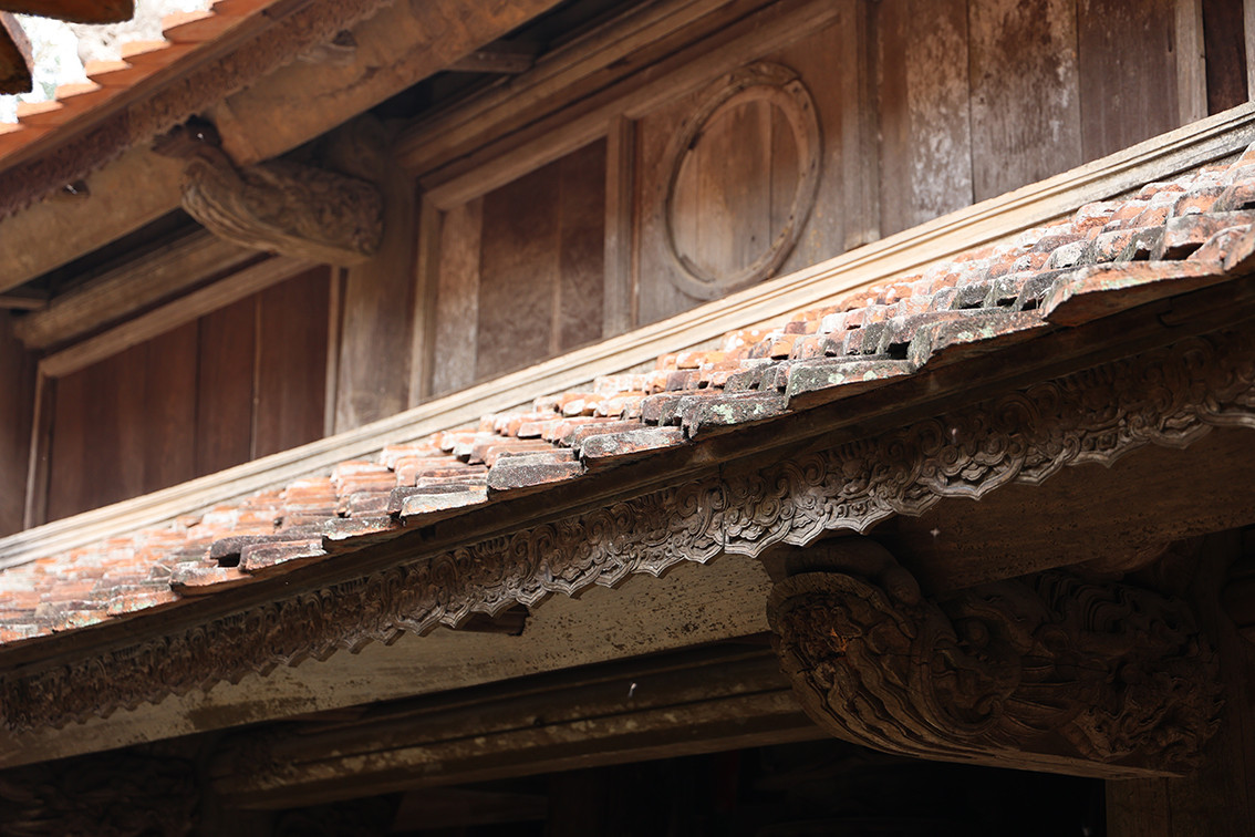 Tuy nhiên, hiện nay Chùa Tây Phương đang xuống cấp nghiêm trọng, hệ thống mái ngói xô lệch.