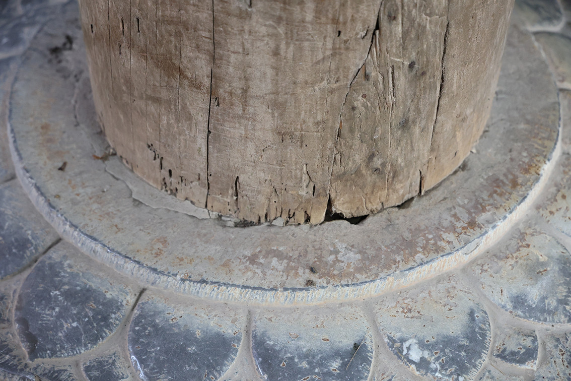 Các chân cột của chùa Tây Phương hiện cũng đã bị mối tấn công tới rỗng bên trong.