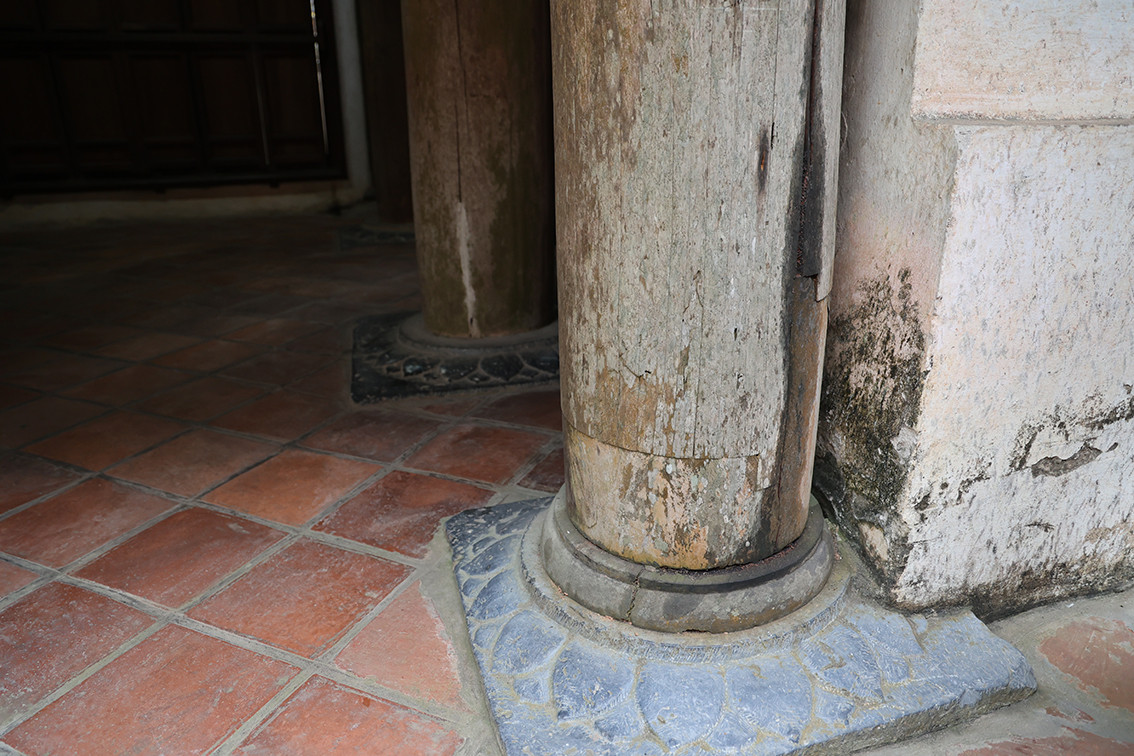 Được biết, Chùa Tây Phương gồm 3 chùa gồm: Thượng, Trung, Hạ được đứng tách biệt. Hiện nay Chùa Hạ đang xuống cấp nặng nhất khi chỉ sau mỗi trận mưa là xuất hiện tình trạng thấm, dột.