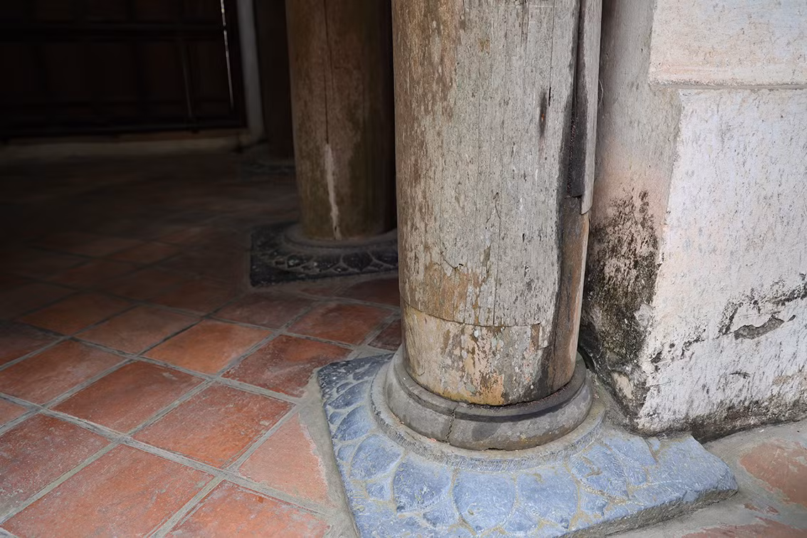 Được biết, Chùa Tây Phương gồm 3 chùa gồm: Thượng, Trung, Hạ được đứng tách biệt. Hiện nay Chùa Hạ đang xuống cấp nặng nhất khi chỉ sau mỗi trận mưa là xuất hiện tình trạng thấm, dột.