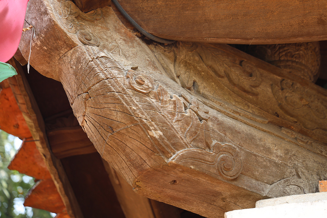 Ni sư Thích Đàm Thuỷ - trụ trì chùa Tây Phương biết, nhiều cột trù của chùa đã bị mối mọt, ăn mòn từ chân cho đến mái.