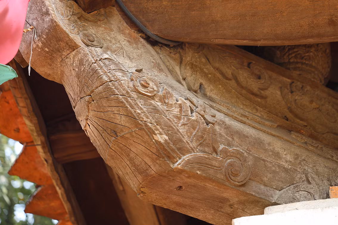 Ni sư Thích Đàm Thuỷ - trụ trì chùa Tây Phương biết, nhiều cột trù của chùa đã bị mối mọt, ăn mòn từ chân cho đến mái.