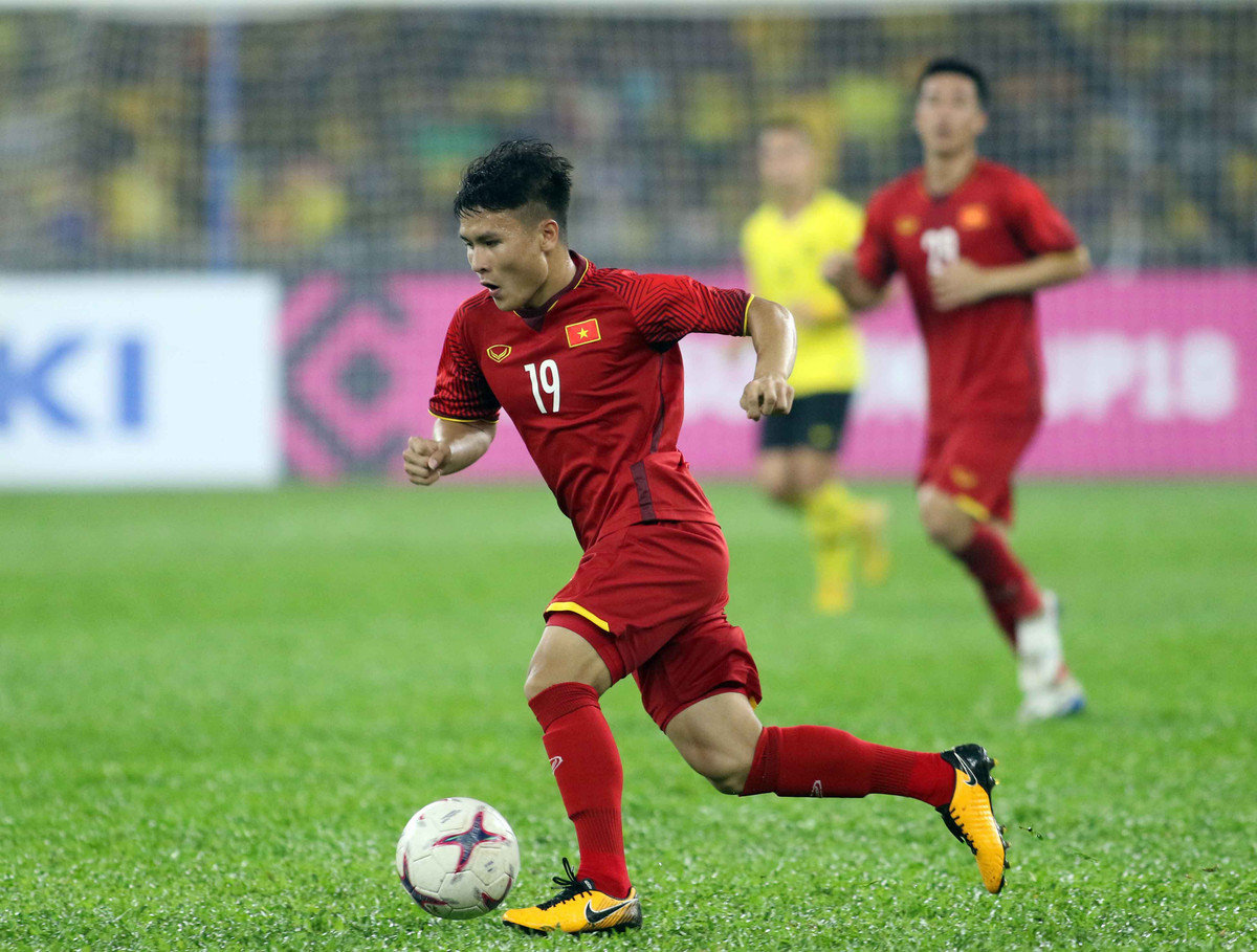 br/> Lúc này, một tuyển thủ Việt Nam đứng trước cơ hội xuất ngoại là Nguyễn Quang Hải. Anh sẽ hết hợp đồng với CLB Hà Nội vào ngày 12/4 và chưa đạt thỏa thuận gia hạn. Nhiều nguồn tin cho rằng tiền vệ này sẽ chuyển sang châu Âu thi đấu.