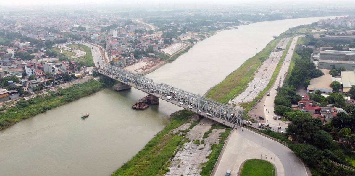 Cầu Đuống đường sắt mới sẽ xây dựng về phía thượng lưu sông Đuống, cách cầu hiện nay khoảng 16,5m. Với dự kiến chiều dài cầu khoảng 330m, với thiết kế đường sắt khổ ray lồng 1.000mm và 1.435mm, kết cấu phần trên dự kiến sử dụng nhịp bằng thép.