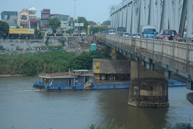 Đồng thời, nâng tĩnh không, tạo luồng vận tải thủy an toàn, tăng tải trọng của tuyến vận tải thủy quan trọng trên Hành lang đường thủy số 1 và đảm bảo đường sắt lưu thông thông suốt, giảm thiểu ảnh hưởng đến vận hành, khai thác.