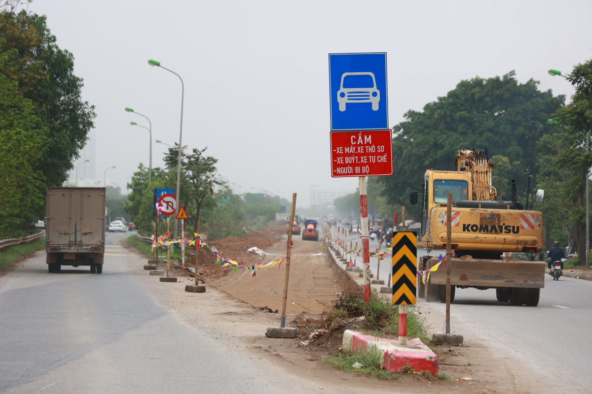 Một số đoạn đầu cầu bị lún được bù lún để đảm bảo độ dốc êm thuận trong lưu thông cho các phương tiện.