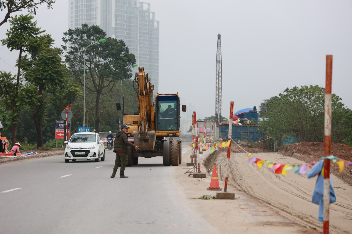 Đường gom sau khi mở rộng có bề rộng mặt đường khoảng 18,5m (4 làn đường 15m và 1 làn hỗn hợp 3m).