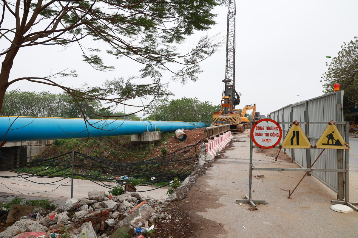 Tại các vị trí vướng đường ống nước Sông Đà, đoạn vuốt nối với đường hiện trạng có bề rộng mặt đường nhỏ hơn.