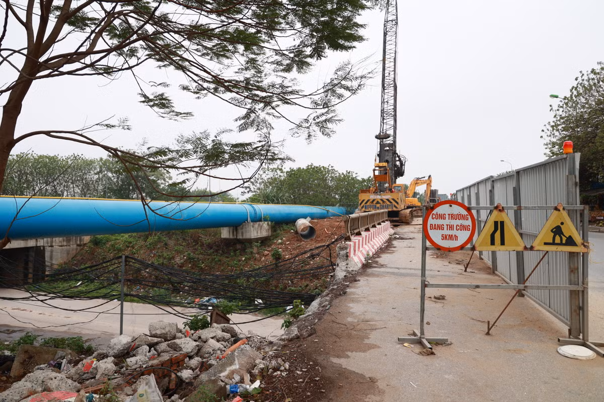 Tại các vị trí vướng đường ống nước Sông Đà, đoạn vuốt nối với đường hiện trạng có bề rộng mặt đường nhỏ hơn.