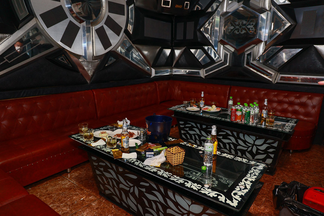 Lực lượng chức năng đã yêu cầu chủ cơ sở kinh doanh cho dừng mọi hoạt động để tiến hành lập biên bản làm việc.