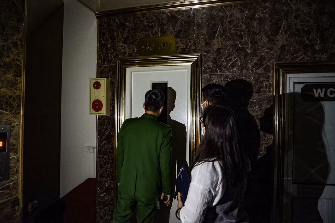 Bà Lê Thị Mai Hương - Phó Chủ tịch UBND phường Trúc Bạch cho biết, vào thời điểm kiểm tra đoàn phát hiện 2 phòng hát karaoke đang hoạt động nhưng bên ngoài để biển câu lạc bộ bia, cơm lẩu, món nhậu.