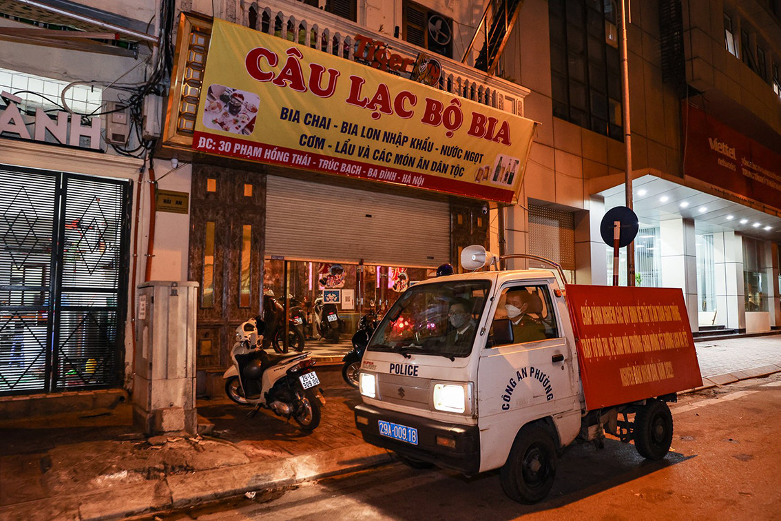 Vào thời điểm kiểm tra, lực lượng chức năng phát hiện ra bên trong quán có thiết kế như quán hát karaoke và có 2 phòng hát đang hoạt động.