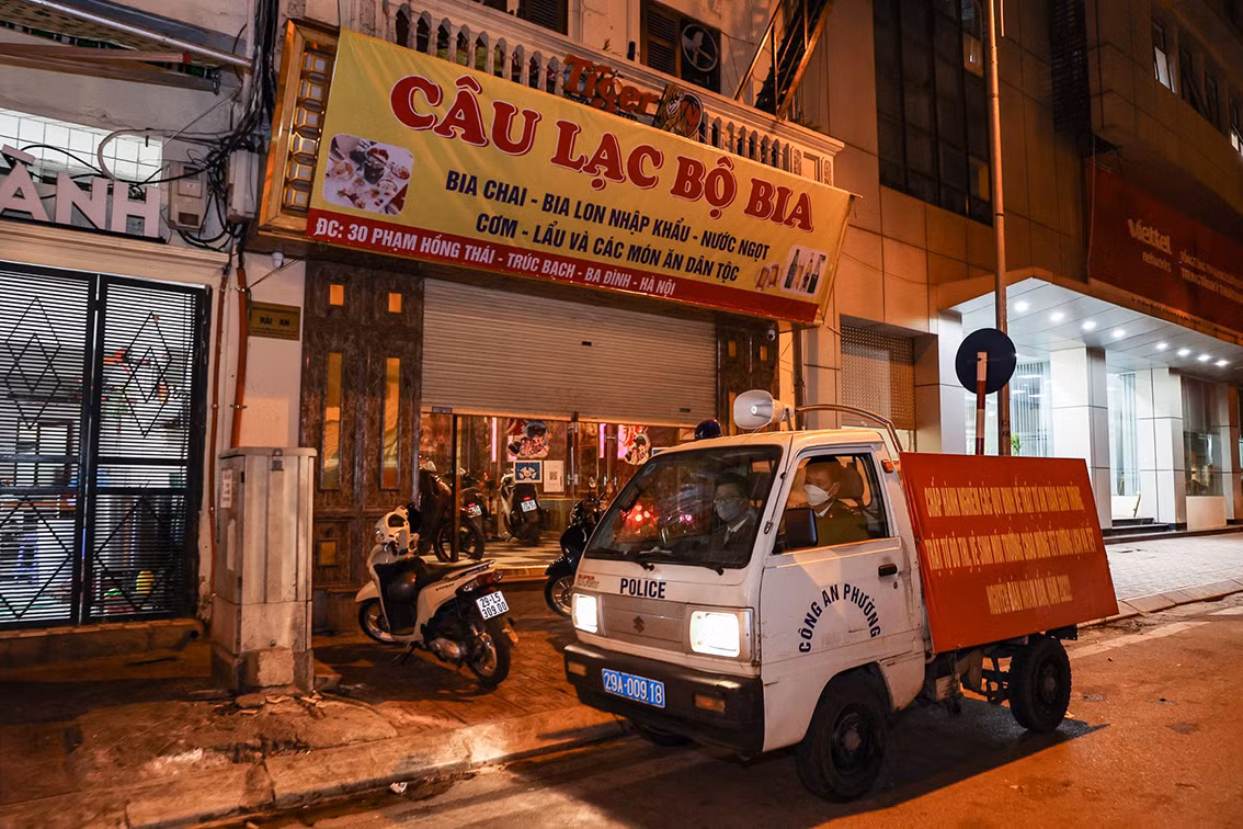 Vào thời điểm kiểm tra, lực lượng chức năng phát hiện ra bên trong quán có thiết kế như quán hát karaoke và có 2 phòng hát đang hoạt động.