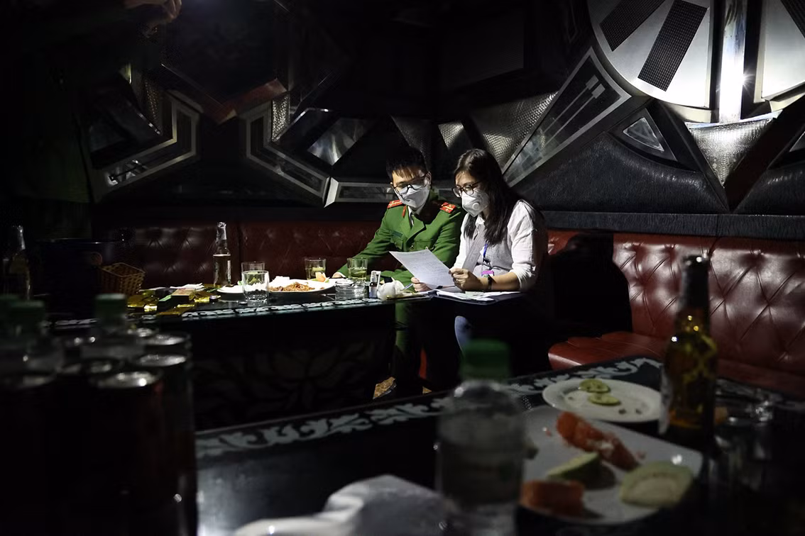 Lực lượng chức năng đã tiến hành lập biên bản, xử lý theo quy định pháp luật về việc vi phạm công tác phòng chống dịch COVID-19.