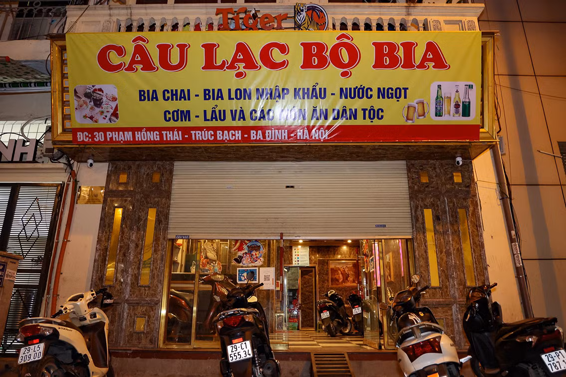 Chiều qua (3/3), lực lượng chức năng phường Trúc Bạch (quận Ba Đình, Hà Nội) đã tiến hành kiểm tra quán cơm lẩu tại địa chỉ số 30 Phạm Hồng Thái.