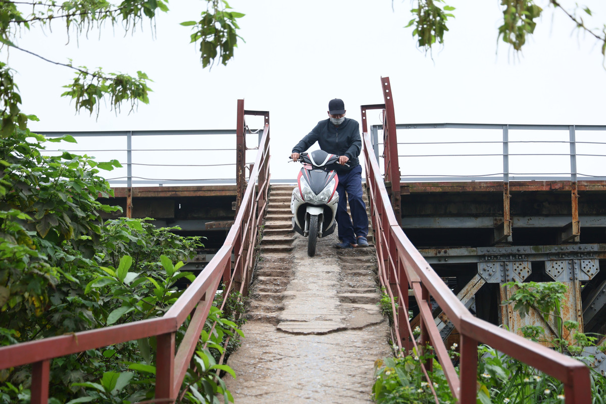 Dù nằm sát trung tâm Hà Nội, cuộc sống của người dân bãi giữa sông Hồng hoàn toàn trái ngược. Muốn đến khu vực này, chỉ có thể xuống bằng 2 cầu thang bộ của cầu Long Biên.