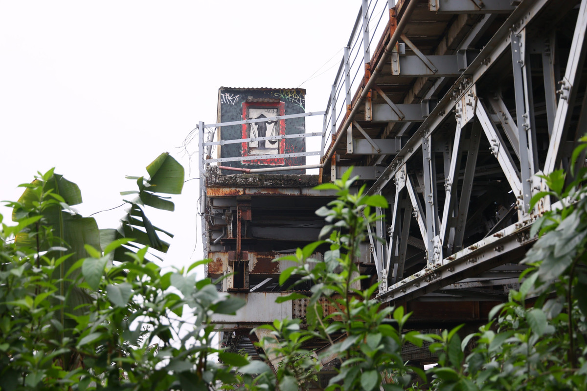 Đường đi lại ở khu vực này phần lớn là những đường tự phát, nhỏ hẹp.