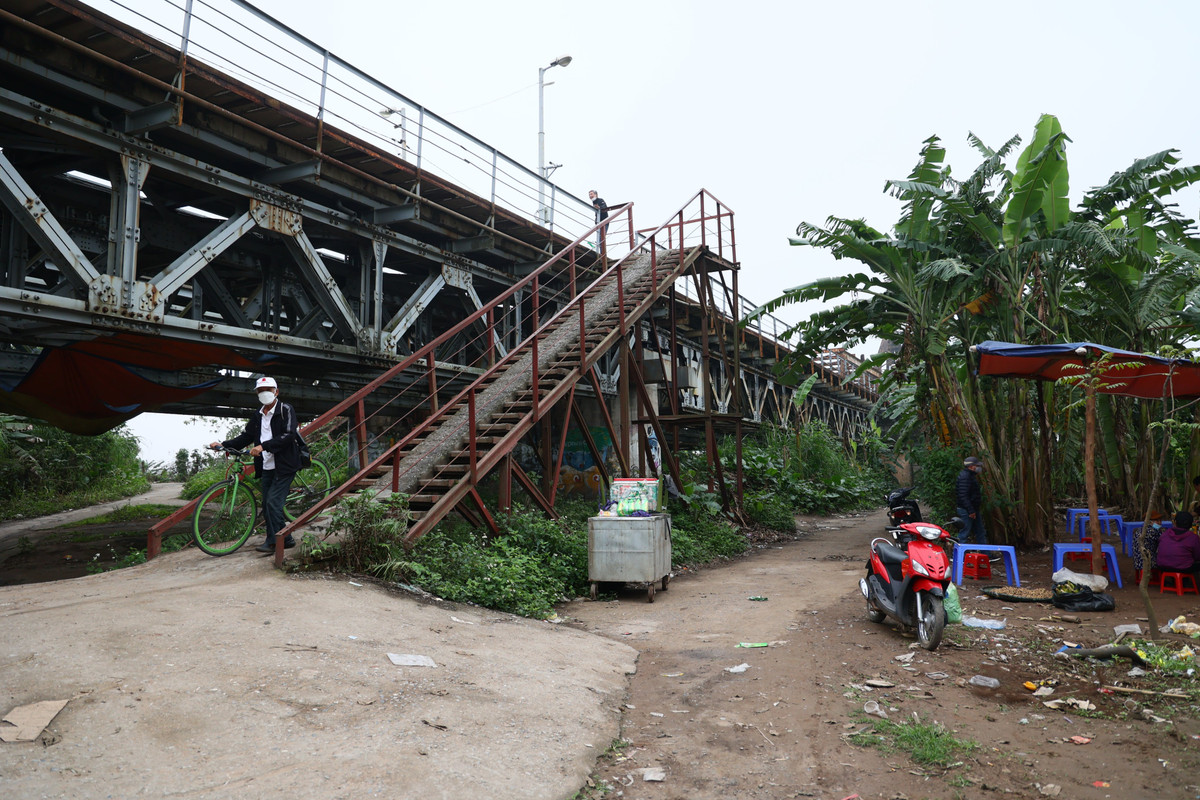 Nơi đây hiện đang là nơi sinh sống của nhiều hộ dân thuyền chài ven sông, hộ chăn nuôi gia súc, gia cầm, trồng cây canh tác, hoa màu và cũng là nơi ở của một số hộ nghèo.