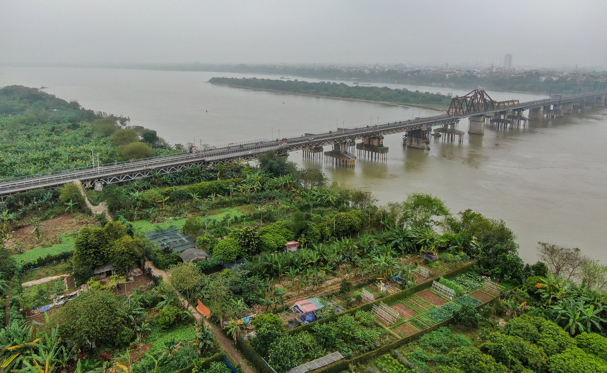 Mới đây, UBND quận Hoàn Kiếm (Hà Nội) cho biết đang nghiên cứu, cải tạo khu vực bãi giữa, bãi bồi ven sông Hồng thành công viên văn hóa du lịch, định hướng tạo ra không gian mở, xanh, có hạ tầng đô thị văn minh, hiện đại, làm điểm đến vui chơi, tham quan du lịch...