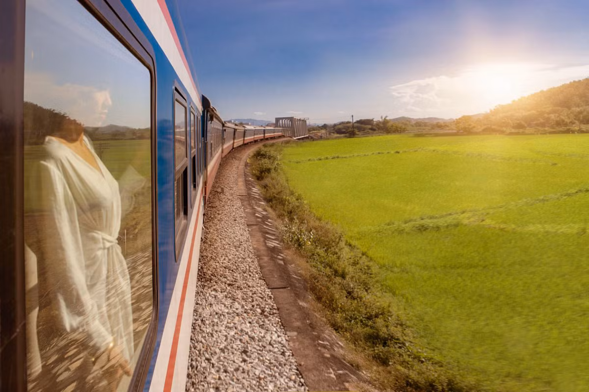 Toa tàu hạng sang có hành trình khứ hồi hàng ngày giữa Đà Nẵng và Quy Nhơn, đưa hành khách khám phá những vùng đất khác nhau của Việt Nam dọc theo miền duyên hải Nam Trung Bộ.