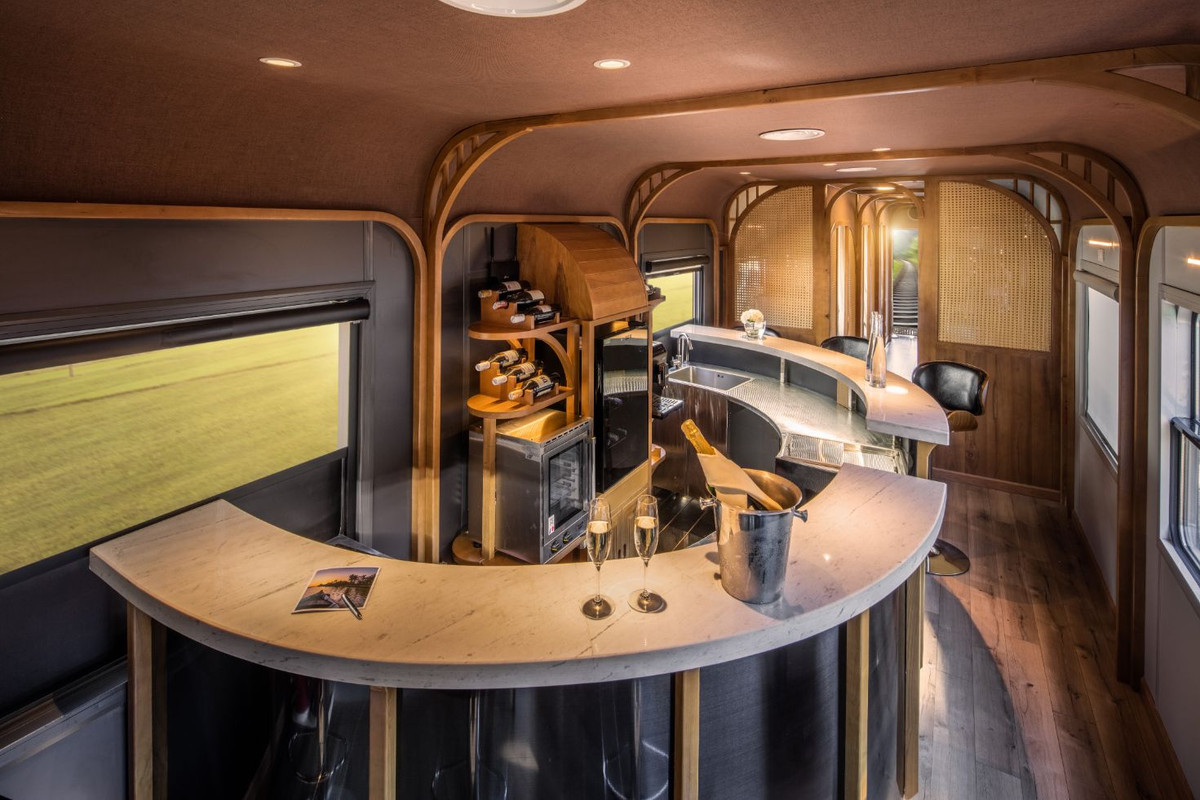 Chuyến tàu kéo dài 6 giờ, với chỉ 12 ghế cùng trải nghiệm dịch vụ trọn gói đi kèm như nhà hàng, quầy bar và phòng massage.