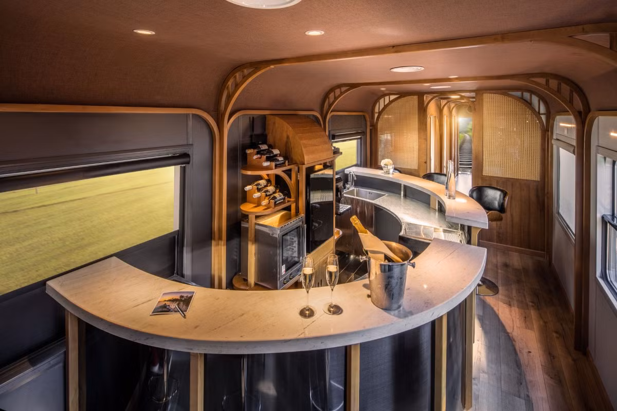 Chuyến tàu kéo dài 6 giờ, với chỉ 12 ghế cùng trải nghiệm dịch vụ trọn gói đi kèm như nhà hàng, quầy bar và phòng massage.