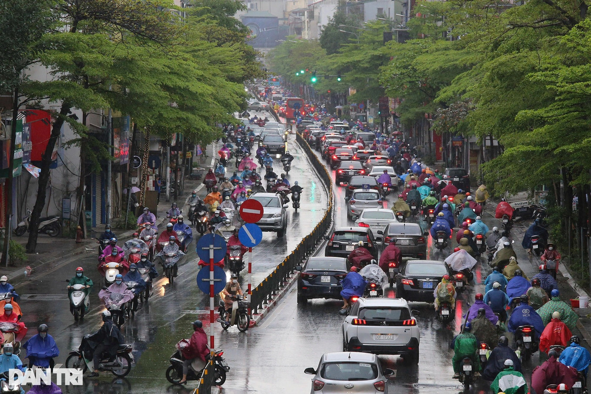 Phố Tây Sơn trong giờ cao điểm buổi sáng 23/3 thông thoáng.