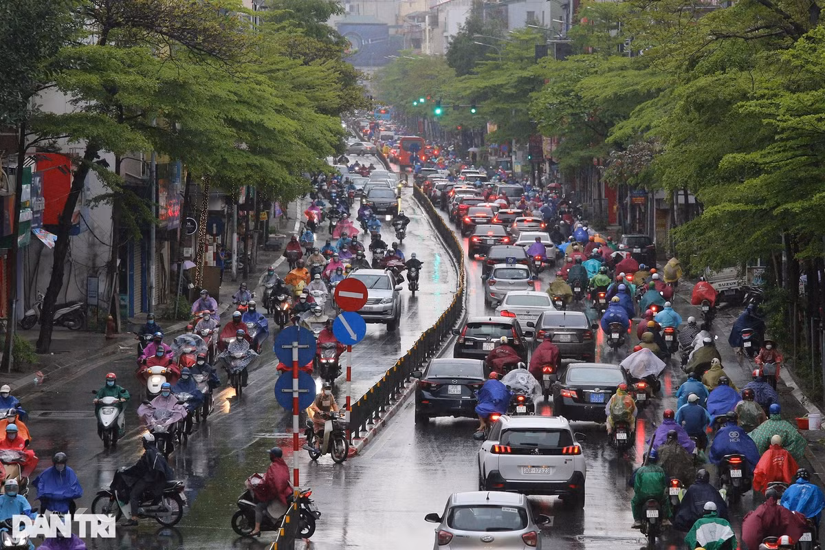 Phố Tây Sơn trong giờ cao điểm buổi sáng 23/3 thông thoáng.