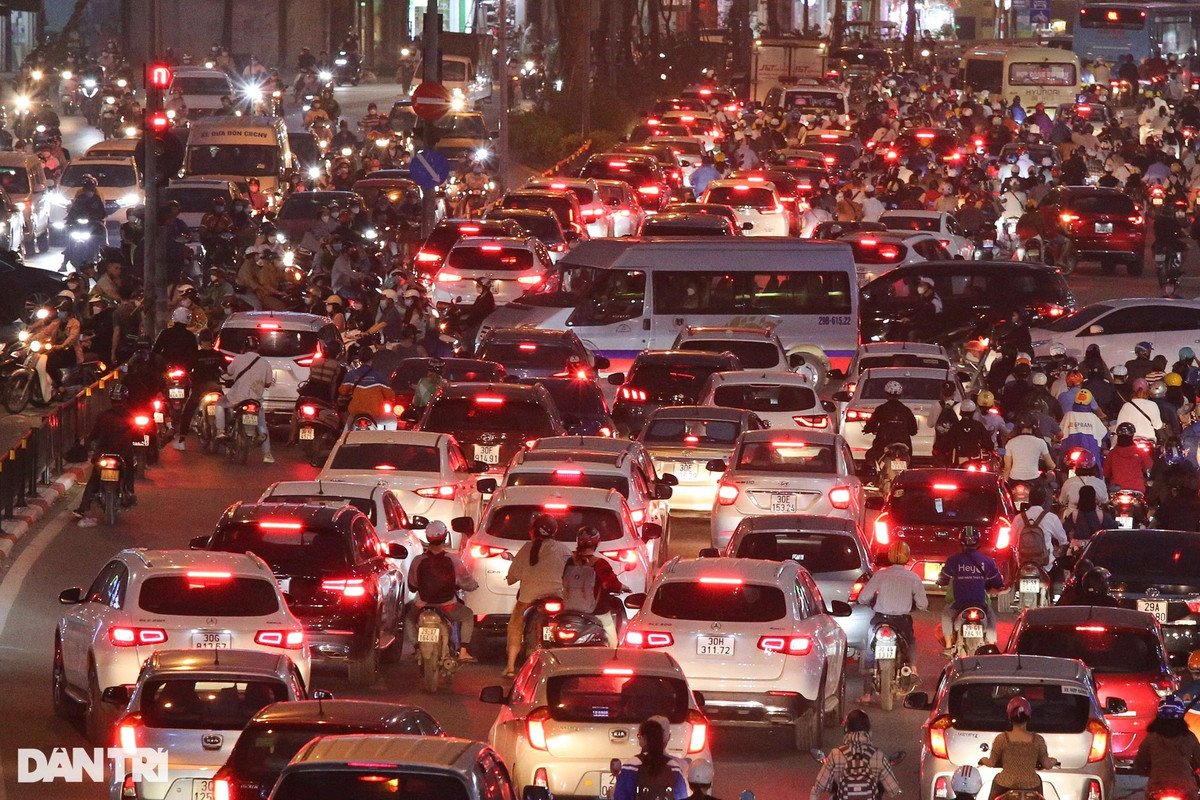 Ngã tư Tây Sơn - Thái Thịnh. Hình ảnh hàng quán được kinh doanh bình thường trở lại, giao thông đông đúc như báo hiệu tình trạng "bình thường cũ" như thời điểm trước khi dịch bệnh Covid-19 bùng phát đã quay trở lại với TP Hà Nội.